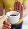 Reduzir repentinamente o consumo de cafeína pode causar diversos efeitos colaterais que duram até algumas semanas  Foto: Getty Images / BBC News Brasil
