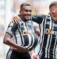  Foto: Pedro Souza / Clube Atlético Mineiro - Legenda: Hulk levou vantagem várias vezes sobre a defesa do Democrata. Neste lance, o craque do Galo parte para cima de Lula / Jogada10