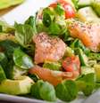Salada de rúcula com salmão e abacate  Foto: Liliya Kandrashevich | Shutterstock / Portal EdiCase