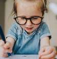 Especialista diz que 'escrever letras em cursivo, especialmente em comparação com digitar, ativa caminhos neurais específicos que facilitam e otimizam o aprendizado'  Foto: Getty Images / Getty Images
