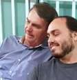 O ex  Foto: presidente Jair Bolsonaro e o seu filho, o vereador Carlos Bolsonaro -  Reprodução/Redes Sociais / Perfil Brasil