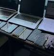Ao menos 10 celulares e três computadores foram apreendidos na casa de Giancarlo Rodrigues  Foto: Divulgação/Polícia Federal