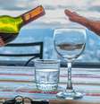 Pessoa tentando colocar vinho em uma taça  Foto: Getty Images / BBC News Brasil