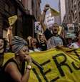 Imagem mostra estudantes da Universidade Federal do Rio de Janeiro (UFRJ) durante manifestação pela valorização da educação.  Foto: Alma Preta