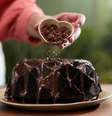 Bolo de chocolate com massa de cacau em pó 100% e calda de brigadeiro para equilibrar os sabores  Foto: Felipe Rau | Estadão / Estadão