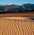 O Deserto do Atacama tem formações rochosas singulares, gêiseres, vulcões e lagoas  Foto: wirestock | Shutterstock / Portal EdiCase