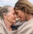 Vânia Nonnenmacher e Gisele Bündchen em ensaio para a revista 'Vogue': "Uma heroína"  Foto: Reprodução