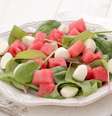 Salada de agrião com melancia e muçarela de búfala  Foto: Freepik | Freepink / Portal EdiCase