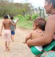 A imagem mostra moradores do território Yanomami. Ação publicada pelo MPF cobra ações efetivas do Estado para proteção do território indígena.  Foto: Alma Preta