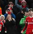  Foto: Paul Ellis/AFP via Getty Images - Legenda: Conor Bradley celebra o seu gol, o segundo o Liverpool na vitória sobre o Chelsea / Jogada10