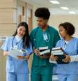 Com quase 300 mil candidatos inscritos, Medicina foi a carreira mais buscada no SiSU 2024.  Foto: Brasil Escola