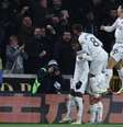  Foto: Darren Staples/AFP via Getty Images - Legenda: Hojlund (encoberto), mesmo caído, toca na bola e faz o segundo gol do United. / Jogada10