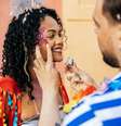 O glitter no Carnaval pode ser um problema se não houver cuidado  Foto: Shutterstock / Alto Astral
