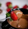 Fondue de chocolate mata aquela vontade de doce e é super simples de fazer  Foto: iStock