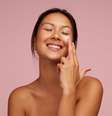 Desde os mais detalhistas até os mais despreocupados, os astros têm muito a revelar sobre como cada signo faz seu skincare  Foto: Shutterstock / João Bidu