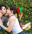Dentista recomenda não beijar desconhecidos neste Carnaval; entenda  Foto: Shutterstock / Saúde em Dia