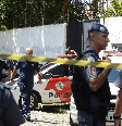 Agentes da Polícia Militar de São Paulo reunidos em frente a uma escola, em Suzano (SP).  Foto: Alma Preta