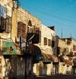 Palestinos na Cidade Velha de Hebron fecharam suas janelas para se protegerem da violência  Foto: Getty Images / BBC News Brasil