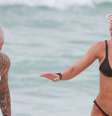 De biquíni fio-dental, Jade Picon exibe virilha lisinha em treino na praia e ganha companhia de MC Daniel.  Foto: AGNews / Purepeople