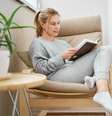 Os livros proporcionam momentos de reflexão e inspiração que podem enriquecer nossa jornada pessoal  Foto: 2shrimpS | Shutterstock / Portal EdiCase