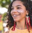 Menina com glitter no rosto  Foto: iStock