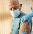Idoso recebe vacina no braço  Foto: iStock