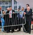 Presidentes do STF, Luís Roberto Barroso, da República, Lula (PT), e do Congresso, Rodrigo Pacheco (PSD-MG), durante a retirada simbólica das grades de proteção, que estavam instaladas na Praça dos Três Poderes  Foto: Ricardo Stuckert/Presidência da República