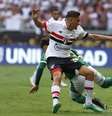  Foto: Staff Images / CBF - Legenda: Calleri e Gómez travam disputa pelo alto na decisão da Supercopa, no Mineirão / Jogada10