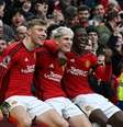 Paul Ellis/AFP via Getty Images - Legenda: Höjlund comemora seu quarto gol consecutivo nas últimas quatro partidas pelo Manchester United. Este tento foi especial para o atacante, já que ele está comemorando 21 anos neste domingo  Foto: Jogada10