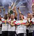 São Paulo levanta a taça de campeão da Supercopa do Brasil  Foto: Cris Mattos