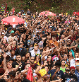Foliões se divertindo no Bloco do Quilombo Lab, São Paulo.  Foto: Alma Preta