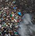 Descarte incorreto do lixo é uma das causas da poluição do solo  Foto: luoman / iStock
