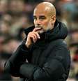 Pep Guardiola observa o jogo entre Brentford x Manchester City   Foto: BEN STANSALL | AFP via Getty Images / Esporte News Mundo