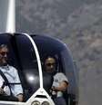Sebastian Piñera em seu helicóptero, em foto de 2006  Foto: Reprodução/Clarín