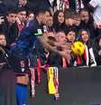 Jogador do Sevilla foi tocado por torcedor do Rayo Vallecano, na Espanha  Foto: Reprodução