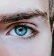 Estudo sugere que a evolução dos olhos azuis no norte da Europa pode ter conferido vantagens em condições de luminosidade reduzida  Foto: Yan Berthemy/Unsplash