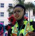 A imagem mostra um artista ganês fantasiado para o carnaval. A Casa de Gana levará a cultura do país para o festejo na capital da Bahia entre os dias 8 a 13 de fevereiro.  Foto: Alma Preta