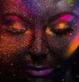 Ilustração de mulher com glitter no rosto  Foto: GETTY IMAGES / BBC News Brasil