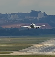Avião é obrigado a fazer pouso de emergência em SP após perder roda   Foto: Reprodução/YouTube/Golf Oscar Romeo