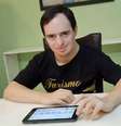 Bruno Ribeiro, de 31 anos, usa tablet para se comunicar e ministrar palestras  Foto: Acervo Pessoal