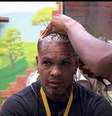 Anteriormente, Davi já havia cortado o cabelo de Rodriguinho  Foto: Reprodução/TV Globo