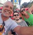 Mateus ao lado da mãe e de seu padrinho aguardando Xanddy Harmonia  Foto: Arquivo Pessoal
