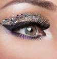 Se entrarem em contato direto com os olhos, os glitters podem comprometer a saúde ocular. |  Foto: valuavitaly/Freepik / Boa Forma