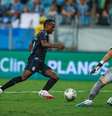  Foto: Renan Jardim / Grêmio FBPA - Legenda: Atacante de 18 anos sofre entorse no tornozelo direito / Jogada10