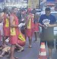 A imagem mostra momento em que os bombeiros resgatam o homem negro violentado em cordão do carnaval de Salvador.  Foto: Alma Preta