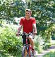 Andar de bicicleta é benéfico para a saúde e para o meio ambiente  Foto: SpeedKingz | Shutterstock / Portal EdiCase