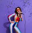 Preparar a voz para a festa evita danos nas cordas vocais  Foto: Roman Samborskyi | Shutterstock / Portal EdiCase