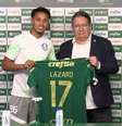  Foto: Fabio Menotti/Palmeiras - Legenda: Lázaro é apresentado no Palmeiras / Jogada10