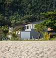 Casa fica em uma pequena vila paradisíaca a 50 km da cidade de Angra dos Reis.  Foto: Reprodução/Jornal O Globo