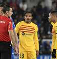  Foto: Ander Gillenea/AFP via Getty Images - Legenda: Momento em que o árbitro Martínez Munuera expulsa Vitor Roque do jogo contra o Alavés - / Jogada10